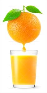 تصویر با کیفیت پرتقال بالای لیوان آب پرتقال